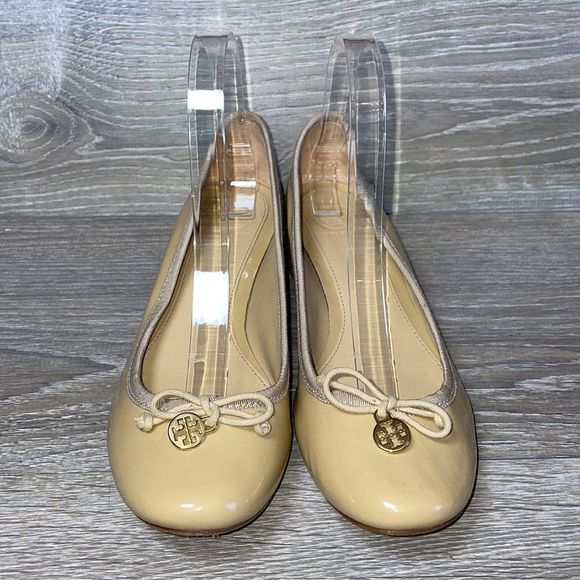 Tory Burch Chelsea Nude Tan Patent Leather Women’s Size 8M Bow Charm Heeled Pump - Picture 2 of 13
